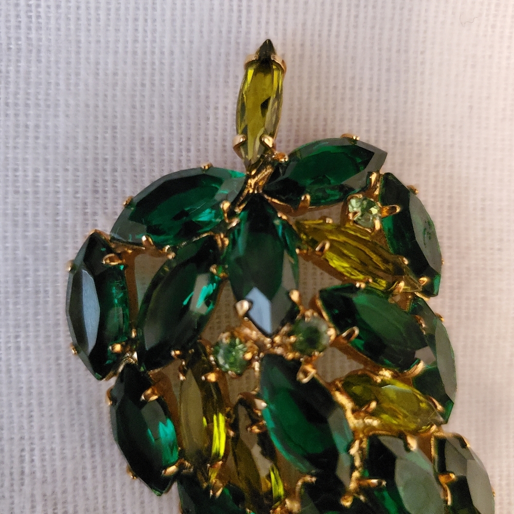 Vintage Emerald and Pale Green Rhinestone Leaf Gold Tone Brooch - Picture 3 of 7